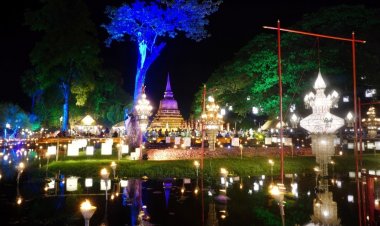 อลังการตระการตางานประเพณีลอยกระทงเผาเทียนเล่นไฟสุโขทัยปี2567