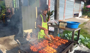 “ทัน เทคนิค” ไก่ย่างสุดอร่อย ของดีแม่สอด ลุงใจดีขวัญใจนักเรียน นักศึกษา เทคนิคแม่สอด ไม้ละ  10  บาท