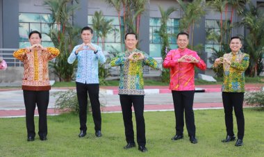 ผู้ว่าฯ นราธิวาสชวนขรก.-เอกชน"ผ้าไทยใส่ให้สนุก สืบสานอนุรักษ์ศิลป์ ผ้าถิ่นไทย ดำรงไว้ในแผนดิน"ทุกวันอังคาร