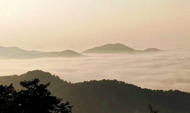 ชมฟ้าเปลี่ยนสีหน้าหนาว กลางทะเลหมอก “ภูบ่อบิด” เมืองเลย