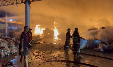 โกลาหลระดมระดับเพลิงเร่งคุมไฟไหม้โรงงานไทยเบฟเวอเรจ รีไซเคิล ย่านปทุมธานี