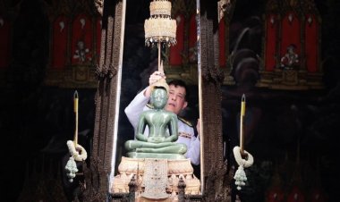 “ในหลวง-พระราชินี”เสด็จ ฯ เปลี่ยนเครื่องทรงฤดูหนาวพระแก้วมรกต