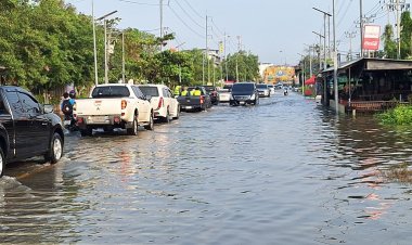 ปากน้ำอ่วมน้ำทะเลหนุนสูงถนนกลายเป็นคลองชาวบ้านเดือดร้อนหนัก