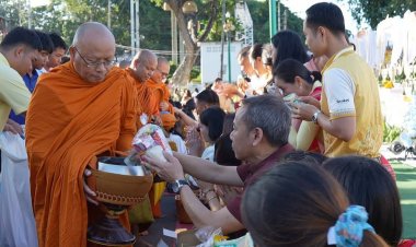 ศรีสะเกษพร้อมใจทำบุญตักบาตรเสริมสิริมงคลและแผ่บุญกุศลแด่บรรพบุรุษผู้สร้างบ้านแปลงเมืองศรีสะเกษ