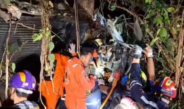 หนุ่มเมาซิ่งกระบะหลุดโค้งศิลาทองอัดต้นไม้ดับ 4 ศพ