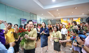 มอบดอกไม้แดงแสดงความยินดีผู้ว่าปทุมฯไปดำรงตำแหน่งอธิบดี ปภ.
