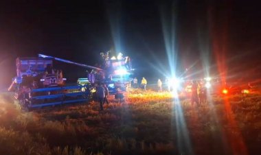 หนุ่มวัย 17 พลาดลื่นรถเกี่ยวข้าว ขาตกอุ้มข้าวติดที่ปั่นกลางทุ่งนา