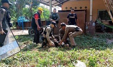 ตำรวจลานสักบุกสยบหนุ่มใหญ่!!คลุ้มคลั่ง ตามหาลูกเมีย ถือมีดขว้างใส่รถที่สัญจร ผ่านไปมา