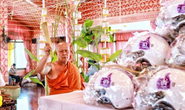 หลวงพ่ออ๊อด วัดสายไหม เกจิดังเมืองปทุมฯปลุกเสกหมวกนิรภัย แจกประชาชน ตามโครงการ SAVE ชีวิต พิชิตจุดเสี่ยง