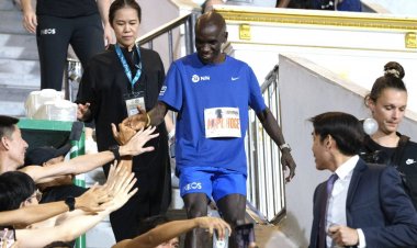 นักวิ่ง-แฟนคลับนับพันคนกระทบไหล่ "คิปโชเก" แชมป์โอลิมปิก ชาวเคนยา