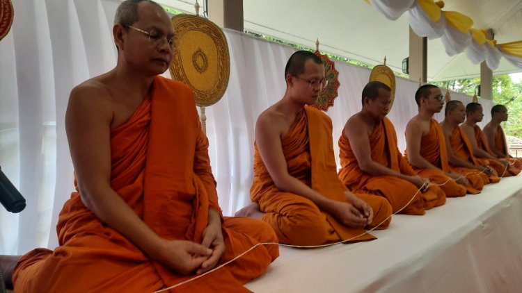 องคมนตรี เชิญสัญญาบัตร พัดยศ และผ้าไตร ถวายแด่พระภิกษุอำนาจเจริญ