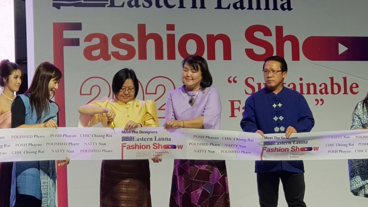 กลุ่มจังหวัดภาคเหนือตอนบน 2 โดยสำนักงานอุตสาหกรรมกลุ่มจังหวัด จัดแสดงผลงานการออกแบบผลิตภัณฑ์เครื่องแต่งกายและเครื่องประดับ จากนักออกแบบรุ่นใหม่ พร้อมทดสอบตลาด ภายใต้ชื่องาน Meet The Designer : Eastern Lanna Fashion Show 2024 หวังสร้างและพัฒนานักออกแบบป้อนวงการแฟชั่นล้านนาตะวันออก เพื่อให้ตอบโจทย์ความต้องการผู้บริโภคยุคปัจจุบัน