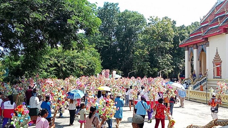 แน่นวัด!!ชาวบ้านร่วมงานกฐิน วนรอบวิหารหลวงพ่อเสมาเมืองอุทัยธานี