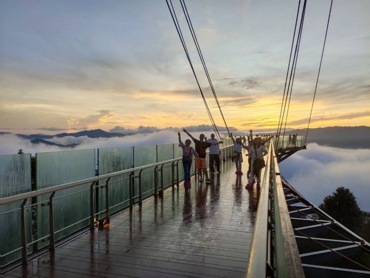 Sky Walk ทะเลหมอกอัยเยอร์เวง กลับมาคึกคักอีกครั้งนักท่องเที่ยวไทยต่างชาติแห่สัมผัสไอเย็น