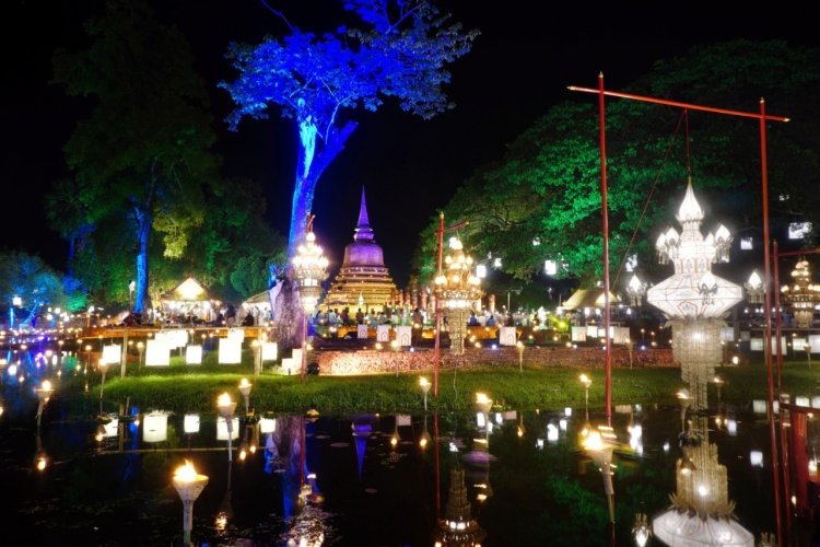 อลังการตระการตางานประเพณีลอยกระทงเผาเทียนเล่นไฟสุโขทัยปี2567