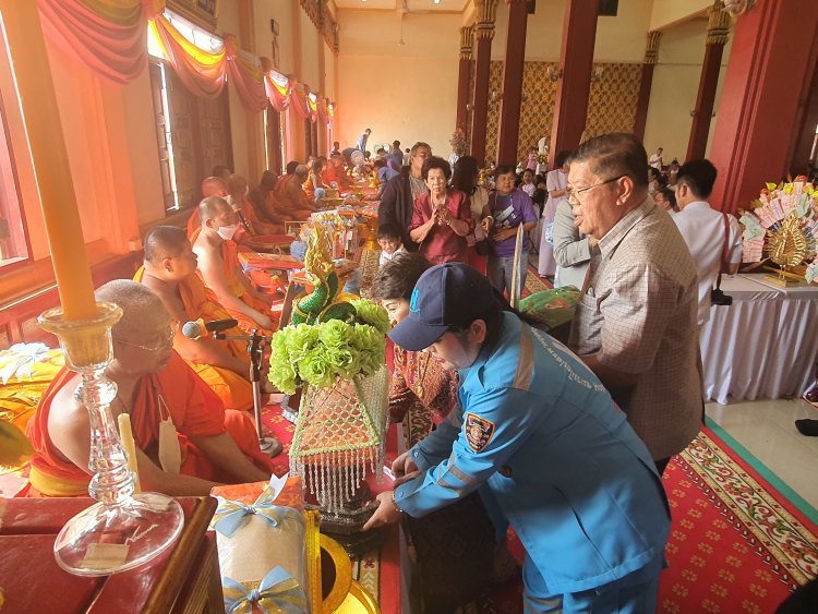 วัดมหาวงษ์ จัดงานทอดกฐินสามัคคีมีประชาชนเข้าร่วมงานจนแน่นวัด