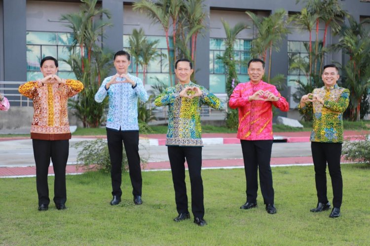 ผู้ว่าฯ นราธิวาสชวนขรก.-เอกชน"ผ้าไทยใส่ให้สนุก สืบสานอนุรักษ์ศิลป์ ผ้าถิ่นไทย ดำรงไว้ในแผนดิน"ทุกวันอังคาร