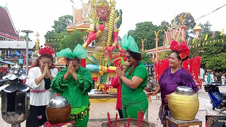 ส่งท้ายกฐิน!! ชาวบ้านได้เลขเด็ดท้าวเวสสุวรรณ อิ่มทั้งบุญ อิ่มทั้งท้อง
