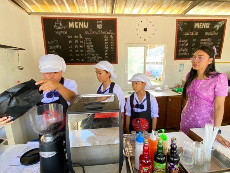 “ร้านกาแฟเด็กน้อยทำมือ มุ่งสู่อาชีพที่ยั่งยืน” รร.บ้านราษฎร์ดำเนิน ชัยภูมิ ฝีกทักษะนักเรียนปูทางสร้างอนาคต