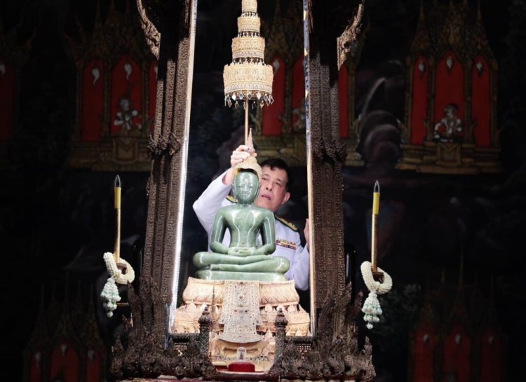 “ในหลวง-พระราชินี”เสด็จ ฯ เปลี่ยนเครื่องทรงฤดูหนาวพระแก้วมรกต