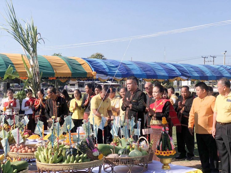 ชาวอำเภอไพรบึง พร้อมใจกัน เซ่นไหว้ศาลปู่ตาศิลปชัย แม่ย่าศรีเรือน เสริมความเป็นสิริมงคล