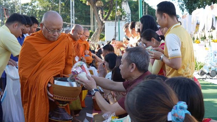 ศรีสะเกษพร้อมใจทำบุญตักบาตรเสริมสิริมงคลและแผ่บุญกุศลแด่บรรพบุรุษผู้สร้างบ้านแปลงเมืองศรีสะเกษ