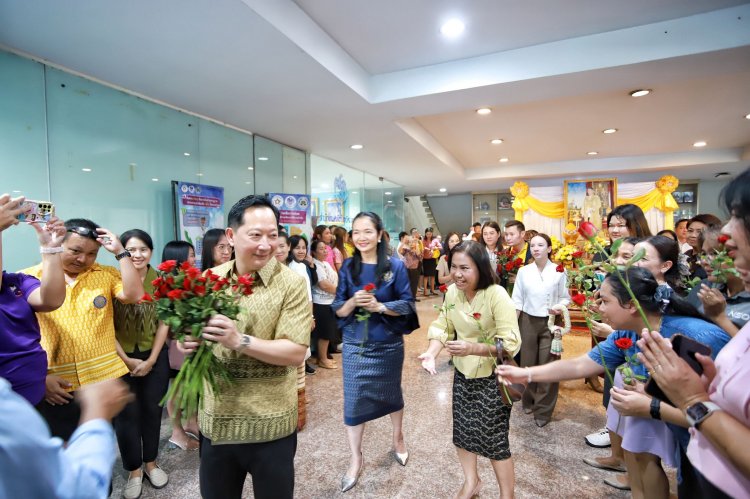มอบดอกไม้แดงแสดงความยินดีผู้ว่าปทุมฯไปดำรงตำแหน่งอธิบดี ปภ.