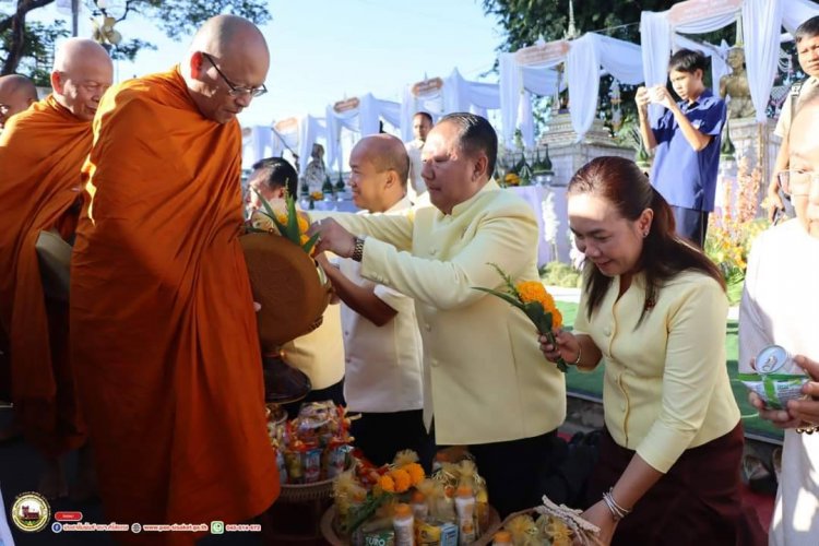 อบจ.ศรีสะเกษทำบุญตักบาตรเสริมสิริมงคล 242 ปีเมืองศรีสะเกษ