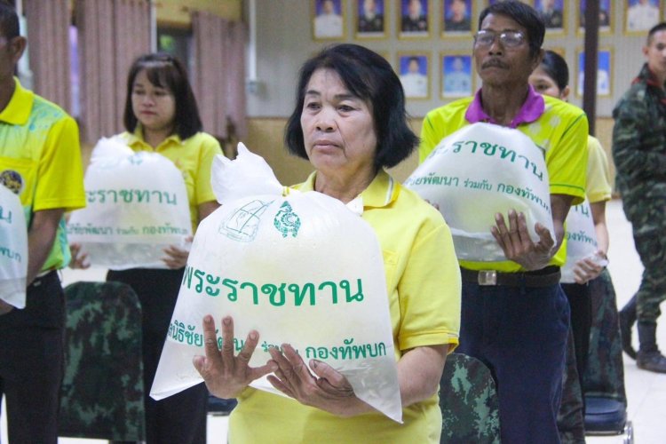 พระราชทาน พันธุ์ปลานิลจิตรลดาแก่เกษตรกรศรีสะเกษ