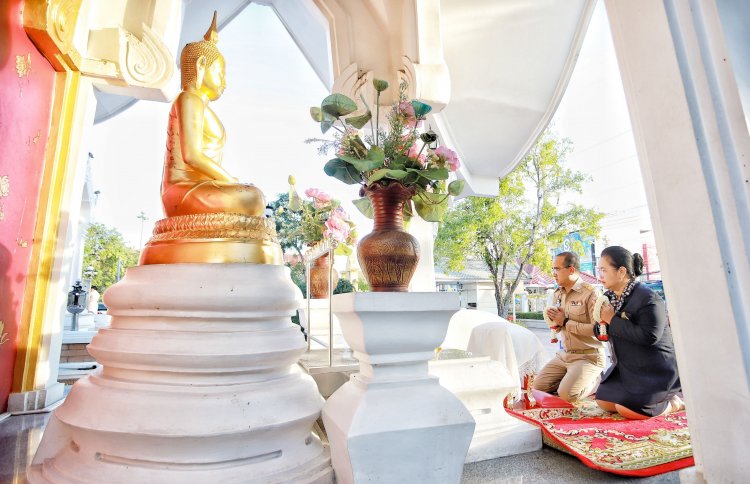 "สมคิด จันทมฤก"ผู้ว่าฯปทุมธานี คนที่ 61 เข้ากราบสักการะสิ่งศักดิ์สิทธิ์ ก่อนเริ่มปฏิบัติงานทันที