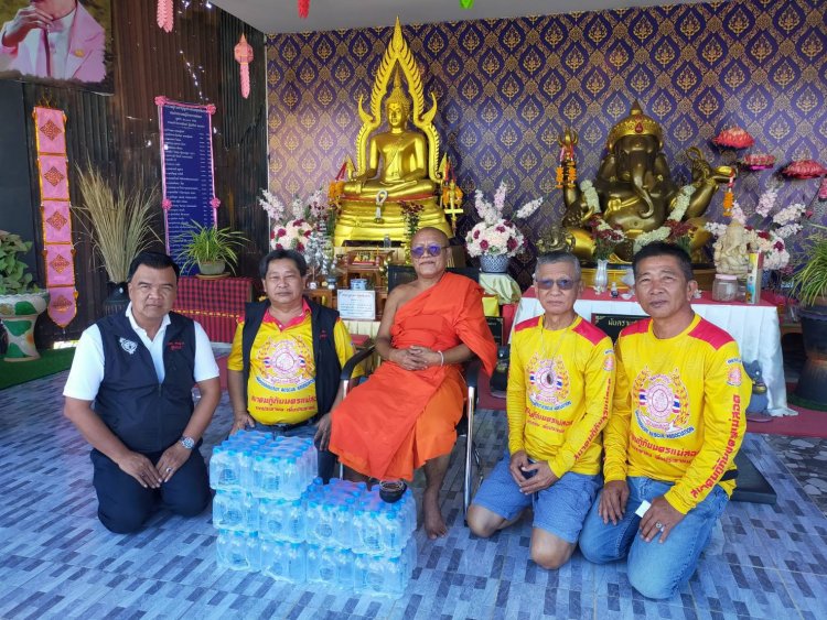 “ครูบากิ่ง”ทำบุญโลงศพ-บริจาคเงินหมื่นสมทบสมาคมกู้ภัยนครแม่สอดทอดผ้าป่า