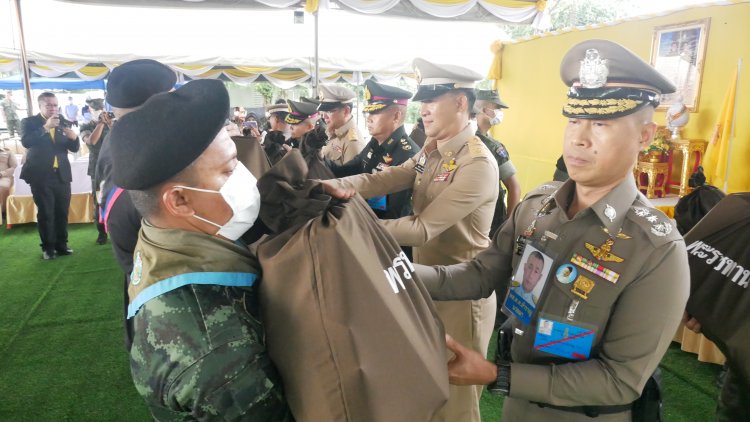 องคมนตรี อัญเชิญสิ่งของพระราชทาน มอบแก่เจ้าหน้าที่เหยื่อบึ้มสุไหงโก-ลก