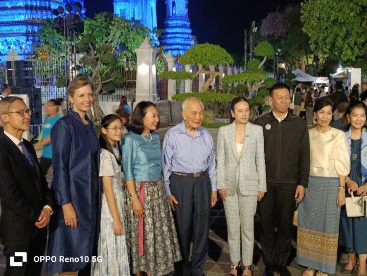 “ยูนิเซฟ” เนรมิตพระปรางค์วัดอรุณเป็นสีฟ้า ระลึกถึงวันเด็กสากล