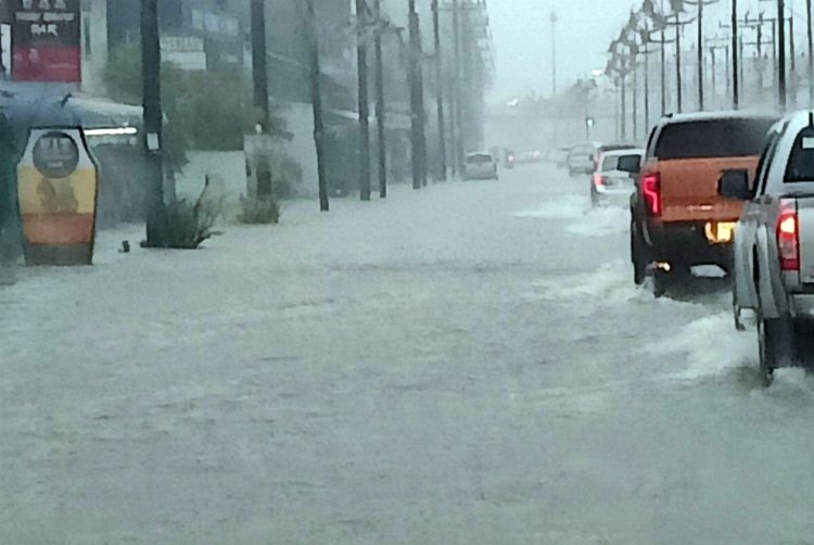 ฝนกระหน่ำเกือบ 4 ชั่วโมง น้ำป่าท่วมเมืองย่านเศรษฐกิจพัทลุงฉับพลัน