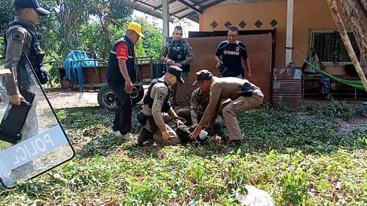 ตำรวจลานสักบุกสยบหนุ่มใหญ่!!คลุ้มคลั่ง ตามหาลูกเมีย ถือมีดขว้างใส่รถที่สัญจร ผ่านไปมา