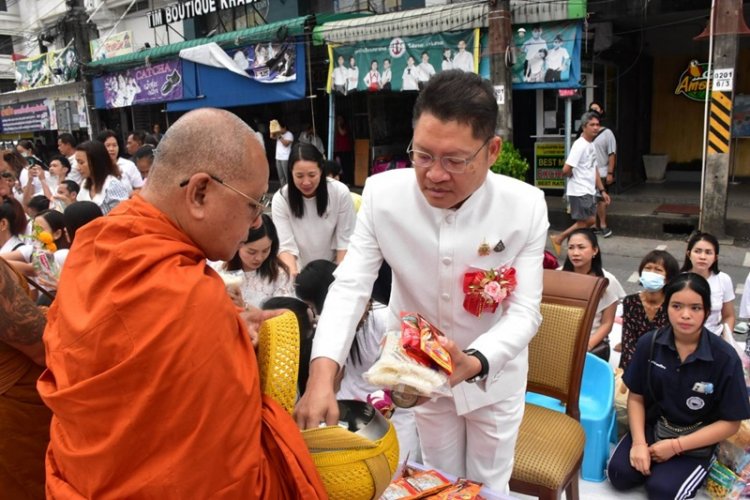 กระบี่ร่วมทำบุญตักบาตรพระสงฆ์ 1,000 รูปงานใหญ่จัดเพียงปีละครั้ง