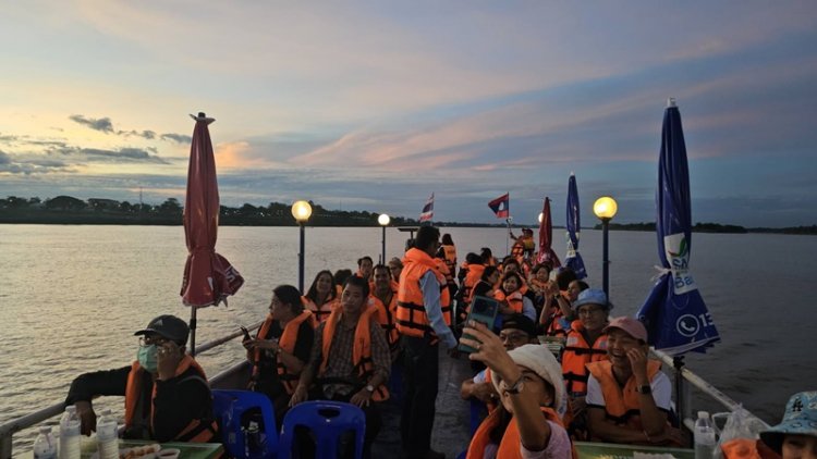 นักท่องเที่ยวตื่นตาตื่นใจนั่งเรือชมวิวสองฝั่งโขง “ไทย-ลาว”ม่วนชื่น