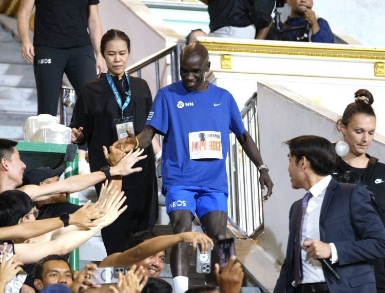 นักวิ่ง-แฟนคลับนับพันคนกระทบไหล่ "คิปโชเก" แชมป์โอลิมปิก ชาวเคนยา