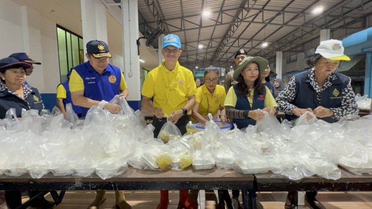 ผู้ว่าฯ นราธิวาสลุยน้ำเยี่ยมให้กำลังใจเหยื่อน้ำท่วมที่ศูนย์พักพิงฯปาเสมัส