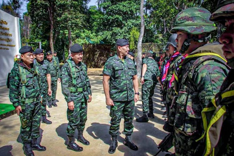 ผู้บัญชาการศูนย์ปฏิบัติการกองทัพบก ตรวจเยี่ยมหน่วยกำลังป้องกันชายแดนในพื้นที่กองกำลังสุรนารี