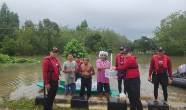 ไม่นิ่งนอนใจ!ตำรวจน้ำรุดมอบอาหาร น้ำ ยาเวชภัณฑ์ เหยื่อน้ำท่วมนราธิวาส