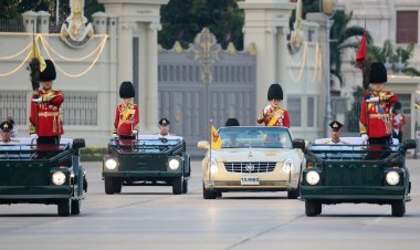 ในหลวง เสด็จฯไปในพิธีสวนสนามและถวายสัตย์ปฏิญาณ ทหารราชวัลลภฯ พระราชินี ทรงดำรงตำแหน่ง “องค์ผู้บังคับการกองผสม”