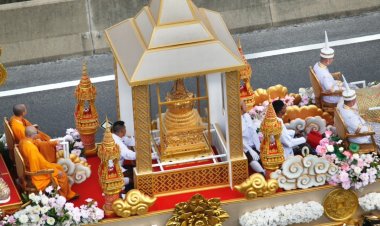 อัญเชิญพระเขี้ยวแก้วขึ้นประดิษฐานบนมณฑปท้องสนามหลวง