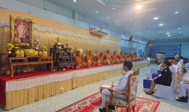 นายอำเภอท่าสองยางนำขรก.ทำบุญตักบาตรถวายพระราชกุศลวันพ่อแห่งชาติ