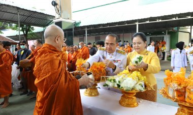 ปทุมธานีพร้อมใจเจริญพระพุทธมนต์ทำบุญตักบาตร ถวายพระราชกุศลเนื่องในวันพ่อแห่งชาติ