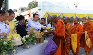 พสกนิกรทุกหมู่เหล่าชาวอุทัยธานีพร้อมใจทำบุญตักบาตรถวายเป็นพระราชกุศล