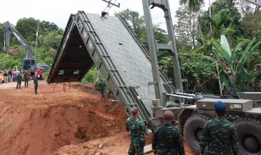 ทหารตบเท้าช่วยชาวสุคิรินกว่า 5 พันคนติดเกาะถนนขาดเร่งสร้างสะพานแบริ่งสู่โลกภายนอก