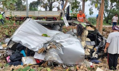 รถตู้ทหารกลับจากแข่งเรือเสียหลักพุ่งชนต้นไม้พังยับดับ 4 เจ็บ 9