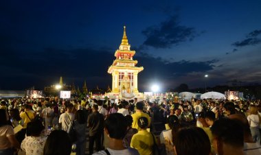 หลั่งไหลสักการะ "พระเขี้ยวแก้ว"ล้นหลามแน่นมณฑลพิธีท้องสนามหลวง