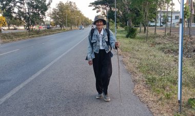 คุณตาวัย 85 สุดแกร่งเดินเท้าเปล่าจากโคราชกลับชลบุรี